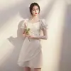 Vestido de Noche Estilo Hepburn 2026 Modelo Nuevo para Registro de Matrimonio, Elegante Vestido Blanco Corto con Encanto de Hada