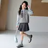 Conjunto de Tres Piezas Otoñal Estilo Universitario para Niñas: Camisa de Manga Larga, Chaleco de Punto Gris, Corbata, Falda Corta Plisada Conjunto JK