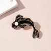 Europa e os Estados Unidos para o broche de osso de peixe rosa branco fofo mais vendido distintivo de peixe koi tai chi preto e branco distintivo de acessórios transfronteiriços