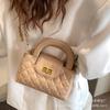 Bolsa de Mão Pequena Acolchoada Estilo Chanel para Mulheres 2026 Nova Moda Versátil Bolsa Transversal Elegante com Corrente Bolsa Pequena para o Dia a Dia