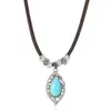 Colar Feminino Decorativo Estilo Boêmio Retrô Literário Ajustável com Pingente de Folha Turquesa em PU Trançado para Presente