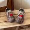 Sapatos de Andador para Crianças Estilo Novo Primavera e Outono Tênis Esportivo Estampa de Leopardo Vermelho Solado Macio Antiderrapante Sapatos para Bebê Menina Laço de Desenho Animado