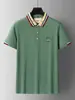 Camisa Polo masculina de manga curta estilo luxo com gola listrada em cor contrastante e bordado de pônei, adequada para o trajeto diário e para usar em ocasiões de negócios casuais.