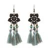 Pendientes de botón de estilo europeo y americano con borlas largas de color azul cielo mezclado, estilo retro, con flores huecas talladas de aleación.