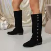 Novas botas longas de bico fino com tachas 2026, coleção de outono, tamanhos grandes, estilo retrô, comércio exterior, botas de montaria com salto grosso para mulheres