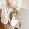 Bolsa de ombro e transversal popular de nicho transfronteiriça, bolsa saco de couro PU macio com padrão de lichia, bolsa de mão elegante e simples para mulheres