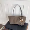 Bolso tote transfronterizo 2026 nuevo, de gran capacidad, nicho, retro para mujer, un bolso de hombro simple y elegante para el trabajo