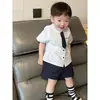 Camisa de Manga Curta para Meninos Roupa de Verão 2026 Nova Roupa Estilo College Infantil Conjunto de Tops Finos de Algodão Puro para Bebê