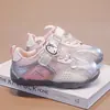 Zapatos Deportivos de Malla Transpirable para Niñas Estilo Verano 2026 Dibujos Animados Suela Suave Antideslizantes Zapatos Forrest Gump Zapatos Casuales Ligeros