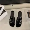 Sapatos de Salto Alto Bloco com Bico Quadrado de Design Exclusivo para Mulheres, Novo Estilo Verão 2025, Sandálias Estilo Francês com Tira de Strass em Formato de Coração
