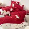 Conjunto de Quatro Peças em Algodão de Fibra Longa com Desenho e Bordado de Cavalo Vermelho Fofo, Capa de Edredom, Lençol de Cama 100% Algodão para Uso na Cama 1