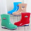 Botas de chuva femininas de borracha PVC com solas grossas, estilosas e leves, impermeáveis para chuva e sol, adequadas para uso na cozinha, à prova de vazamentos