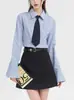 Camisa de Manga Longa Listrada Azul com Gravata Feminina Primavera Estilo Academia Conjunto Camisa com Top Base