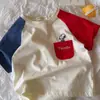 Camiseta infantil de algodão puro de manga curta para o verão, novo estilo, top soltinho unissex em blocos de cor para bebê, roupas infantis bordadas, camiseta da moda