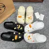 2025 Nova Fivela de Sapato Clog Ins High-End Pão Dachshund Cachorro Flor de Sapato Moda Versátil Fivela de Sapato Desenho