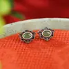Yuebao Jewelry Plata de Ley S925 Jade Hetian Jaspe Vintage Desgastado Auspicioso Flor de Loto Forma de Huevo Aretes de Botón Joyería de Plata