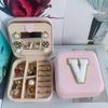 [Caja de Joyería Espejo con Letras Bordadas] Caja de Joyería con Letras del Alfabeto (26) Espejo Simple para Joyería Portátil para Viajes Venta Caliente