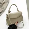 Bolsa feminina de alta qualidade com textura vintage, design de nicho com aba de nó, bolsa quadrada pequena, bolsa de ombro e transversal versátil