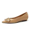 Zapatos de Tacón Cuña Punta Fina 3685-K77 con Hebilla de Metal y Pedrería, Mocasines Versátiles de Gamuza de Boca Baja, Zapatos para Mujer para el Trabajo