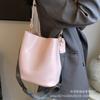 Atacado do Fabricante Bolsa Pequena com Alça Larga para Ombro para Mulheres 2026 Novo Estilo Elegante Bolsa de Ombro Venda Quente Transfronteiriça Bolsa de Ombro Cruzado Simples Estilo Balde