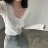Moda chique coreana gola V com retalhos de renda manga longa camisa base 2026 primavera e outono slim fit modeladora top base para mulheres