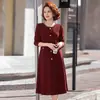 Vestido de manga longa estilo Chanel para mães, novo outono 2026, chique francês, emagrecedor, com pedrarias, elegante vestido de corte A