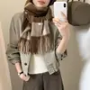 En Stock Wholesale de Fábrica Bufanda de Mezcla de Lana Retro Británica para Mujer Otoño/Invierno Cuadros Borlas Tacto de Alta Gama Calentador de Cuello