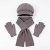 Conjunto de tres piezas para mujeres de mediana edad y mayores: gorro de punto grueso y cálido de otoño e invierno, gorra de béisbol de pelo de conejo, bufanda y guantes