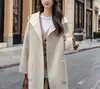 Casaco de Lã Moda Britânica para Mulheres 2025 Novo Outono e Inverno Elegante Versátil com Capuz Comprimento Médio Peça Externa Jaqueta de Lã