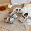 Zapatos Brillantes de Retazos para Niñas de Tacón Bajo con Correas de Perlas y Adorno de Lazo, Zapatos Formales de Cuero Infantiles Bicolor Blanco Plateado