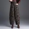 Calça jacquard elegante estilo chinês para mulheres, nova coleção outono/inverno 2026, cintura alta, modelagem solta, comprimento cropped, afina a silhueta e apresenta estampa floral.