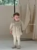 Macacão de Bebê da Moda Outono 2026 com Estampa Floral Pequena, Gola com Babados, Macacão de Manga Longa para Bebês Meninas