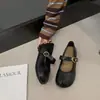 2026 novo modelo sapatos baixos estilo pé de porco com uma única tira, sapatos retro de bico dividido, sapatos Mary Jane de salto baixo, sapatos pequenos de couro, sapatos de outono de corte baixo