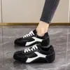 Tênis de treino alemães com sola grossa para mulheres, sapatos femininos que aumentam a altura, tênis casuais versáteis de outono, versão coreana, tênis Forrest Gump com blocos de cor retrô