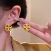 Brincos Redondos Stud Estilo Francês Retrô para Mulheres, Brincos de Luxo Leve Nicho de Alta Qualidade, Brincos Botão Versáteis da Moda com Temperamento