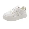Novos sapatos versáteis de sola grossa com aumento de altura para 2026, tênis casuais de lona de cano baixo para outono para estudantes do sexo feminino, sapatos brancos