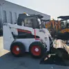 Exportados para a África, Carregadores Compactos de Pneus com Tração nas Quatro Rodas São Adaptados para Uso com Rolos Compactadores/Empilhadeiras/Descompactadores de Solo e Outros Carregadores a Diesel