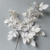 [Material de flor blanca] Arreglo floral de hortensia, rosa, flor de pasto escarchado con decoración de material de hoja de niebla de techo de pasto, flor de simulación para boda