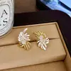 Pendientes de Flor Metálica de Dos Tonos 2025 Nuevo Estilo Caliente Pendientes de Alta Gama Lujo Accesible Estilo Europeo y Americano Pendientes de Diseño Único