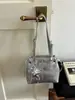 2026 Nuevo Bolso Cubo de Cuero Aceitado y Encerado para Mujer Bolso de Mano de Alta Gama Bolso de Hombro Bolso Cruzado Bolso Versátil Bolso Tote Pequeño para Viajes de Negocios