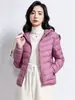 Mismo estilo que en el centro comercial: chaqueta corta ligera para mujer 2026 nueva de otoño/invierno, cálida, con capucha, de plumón de pato blanco