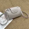 Bolso Cilíndrico de Moda Versátil de Piel de Vaca de Primera Capa Nuevo Estilo 2026 Bolso Pequeño de Hombro Cruzado con un Toque de Alta Gama y Estilo, Bolso para Teléfono Móvil