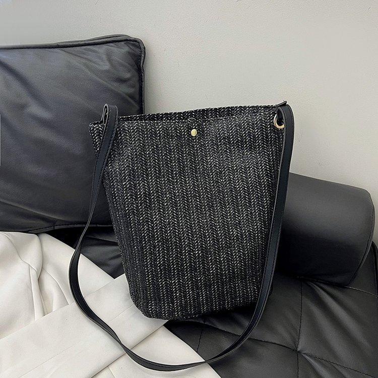 编织包女包新款潮2024夏草编简约百搭小清新水桶包个性单肩斜