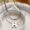Design de Luxo Leve Corrente Osso de Cobra Letra H Colar Dupla Camada para Mulheres, Corrente Elegante para Suéter Clavícula Atacado Aço Titânio