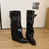 Botas largas retro con hebilla de remaches estilo chica picante para mujer, versátiles elásticas para otoño que aumentan la altura, con faldas, botas de vaquero occidentales
