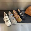 Zapatos planos de mujer de moda, versátiles y de suela blanda para 2026, con un estilo suave de inspiración francesa y un moderno diseño de lunares, perfectos para usar en capas y como calzado exterior