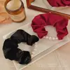 Goma de pelo satinada estilo coreano para mujer, estilo de lujo de alta gama con etiqueta dorada y cuentas, adecuada para peinados de moño bajo