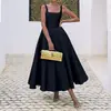 Ropa de mujer transfronteriza europea y americana 2026: un vestido largo, de color liso, cuello cuadrado, cintura alta, corte holgado y con tirantes, lujoso y elegante