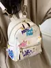 Mochila Pequena Graffiti de Nicho para Mulheres 2025 Nova Moda Verão Fofa Grande Capacidade Estilo Coreano Mochila de Viagem