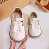 Sapatos de Princesa para Meninas Primavera e Outono Novo Estilo Laço Vazado Respirável Couro Sapatos Diários Versáteis 2026 Estilosos Fofos Coelho